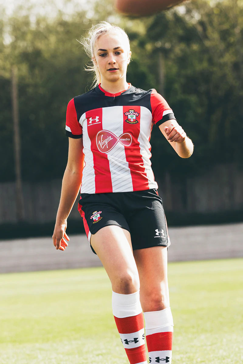 开云下载-南安普顿队员为比赛穿戴特殊球衣