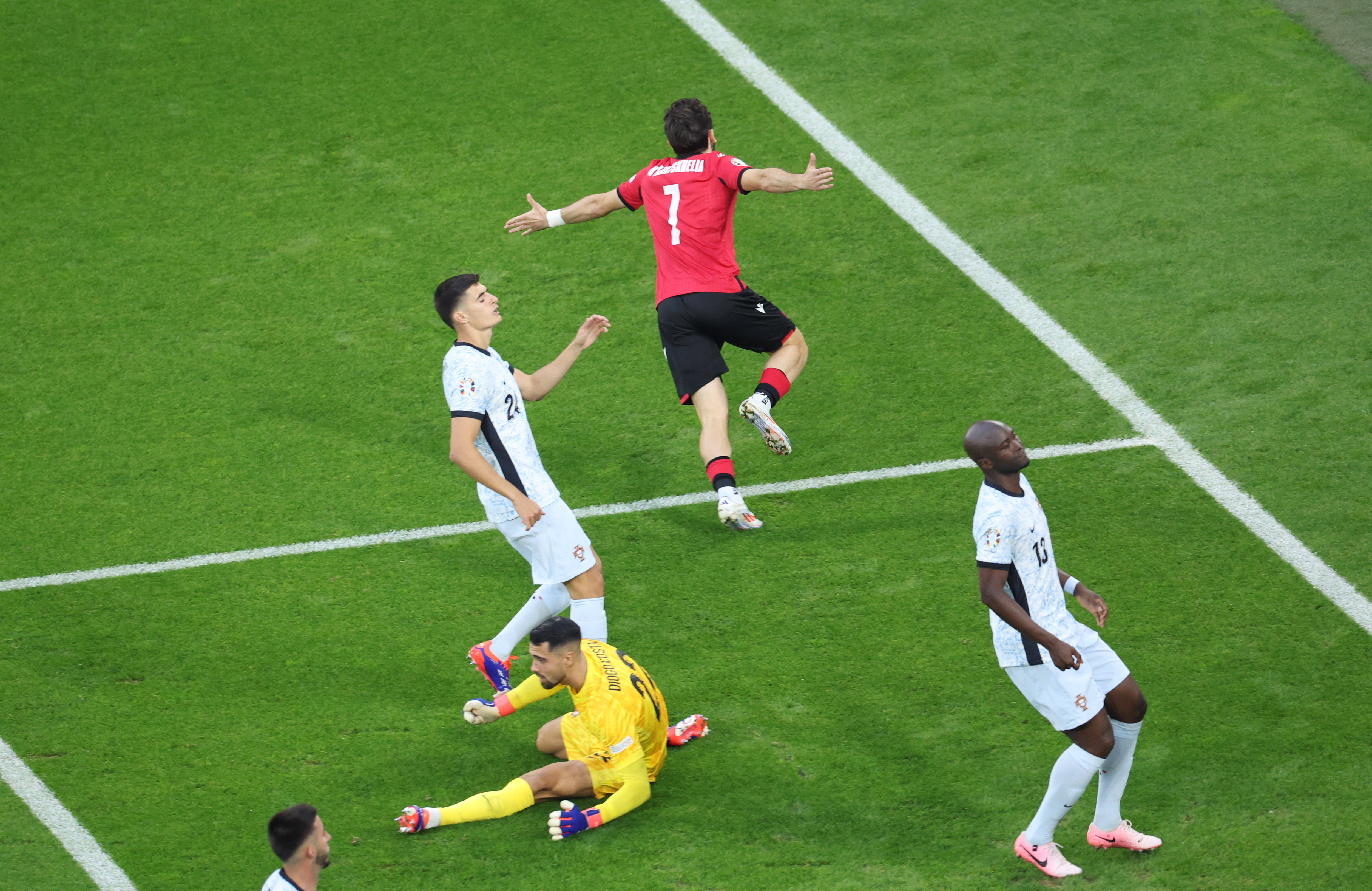 开云体育app-包含法国队全取三分，欧洲杯预选赛局势激烈的词条