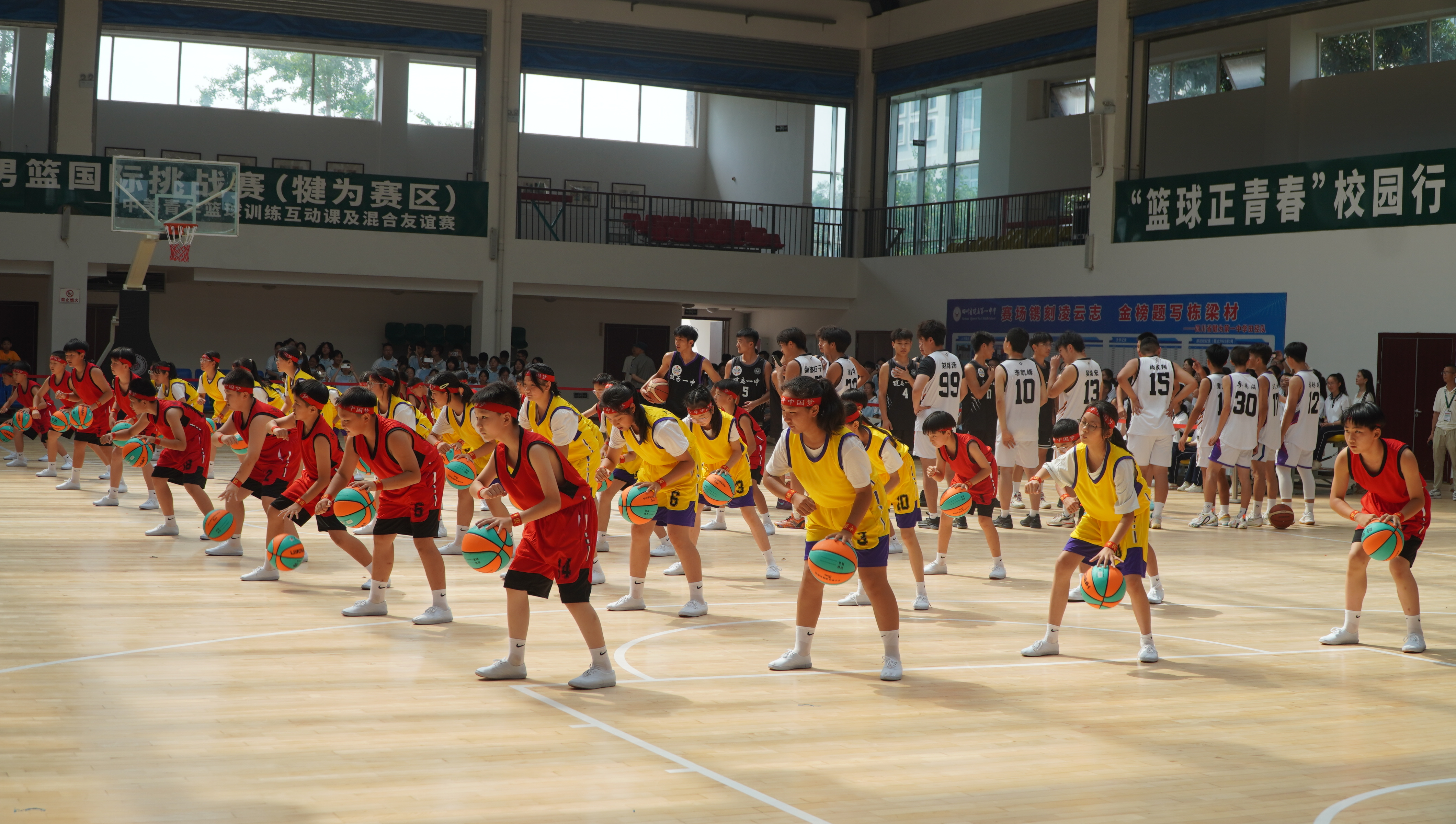 包含双方对峙角逐，火爆篮球对决激情上演的词条