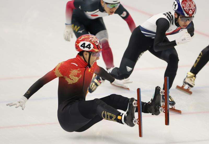 关于短道速滑遭遇挑战,奋力争夺第一的信息 关于短道速滑遭遇挑战,奋力争夺第一的信息