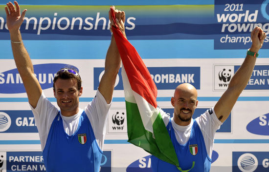 意大利选手获得赛艇项目冠军