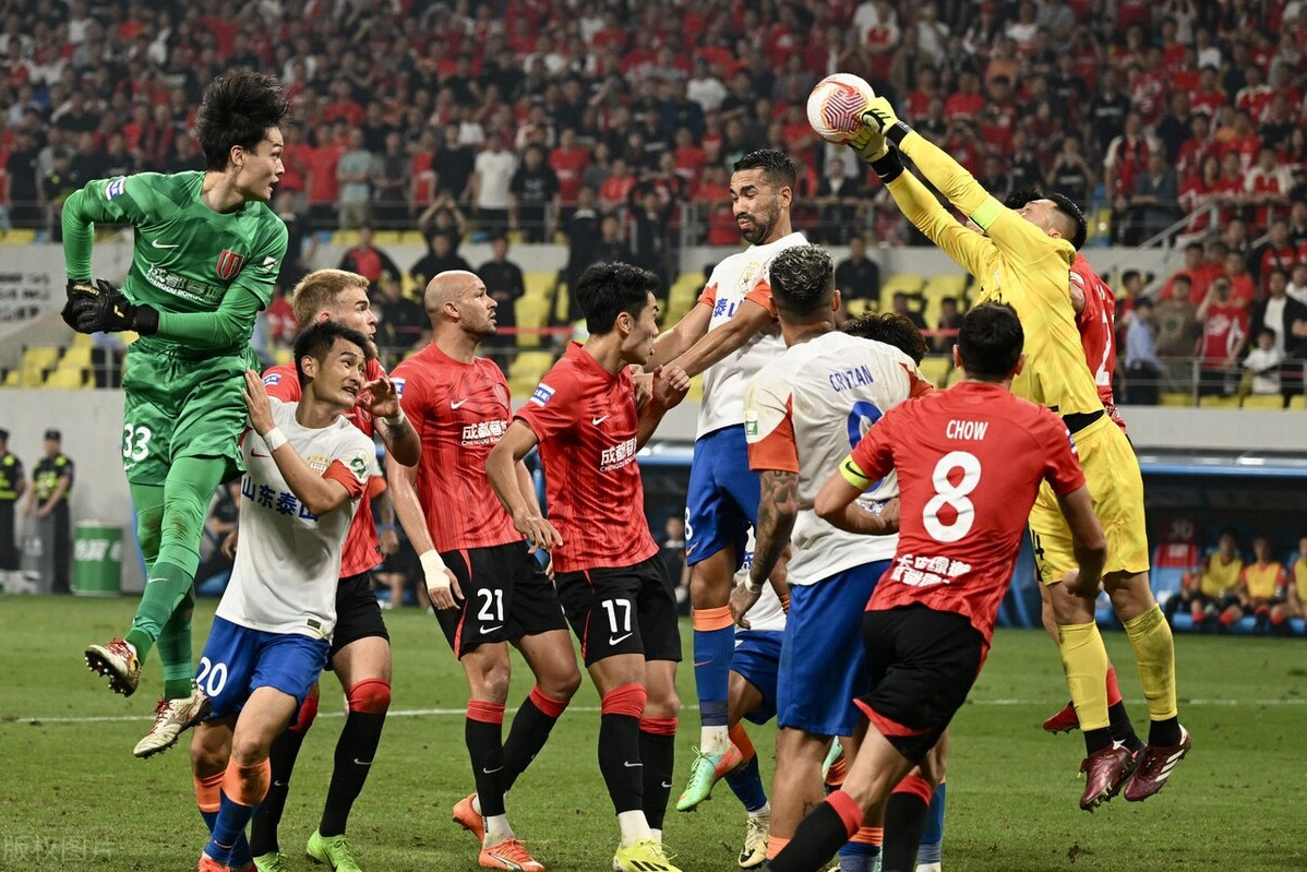 球星对决惊险刺激,全场球迷欢呼不已的简单介绍 球星对决惊险刺激,全场球迷欢呼不已的简单介绍