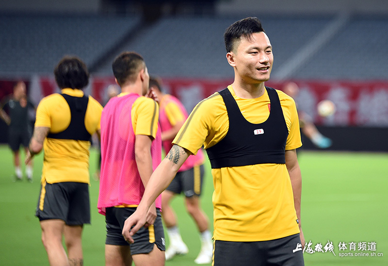 上港热情攻势，士气高昂披荆斩棘的简单介绍