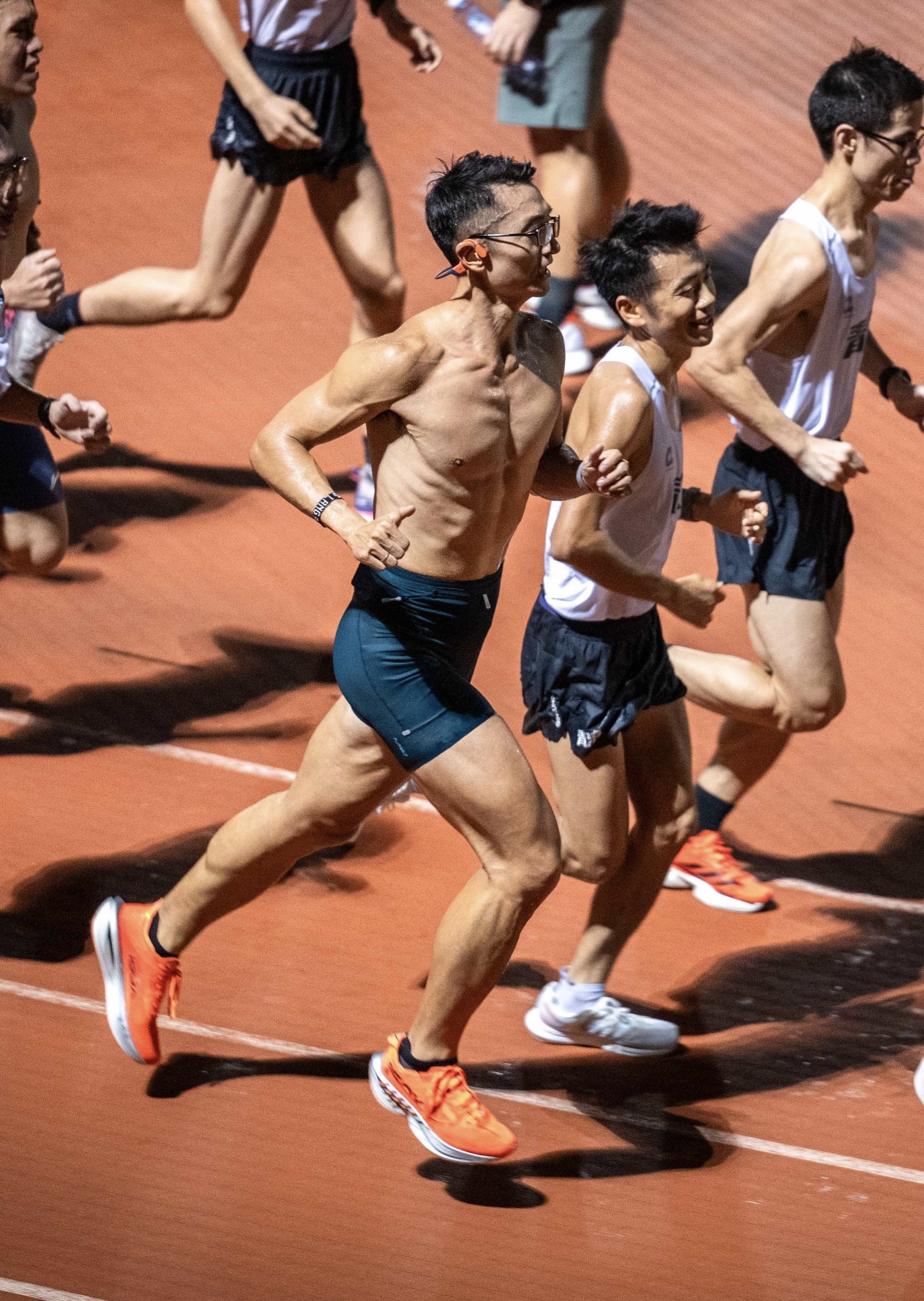 运动员在球场上的奔跑与拼搏，传递出团队力量