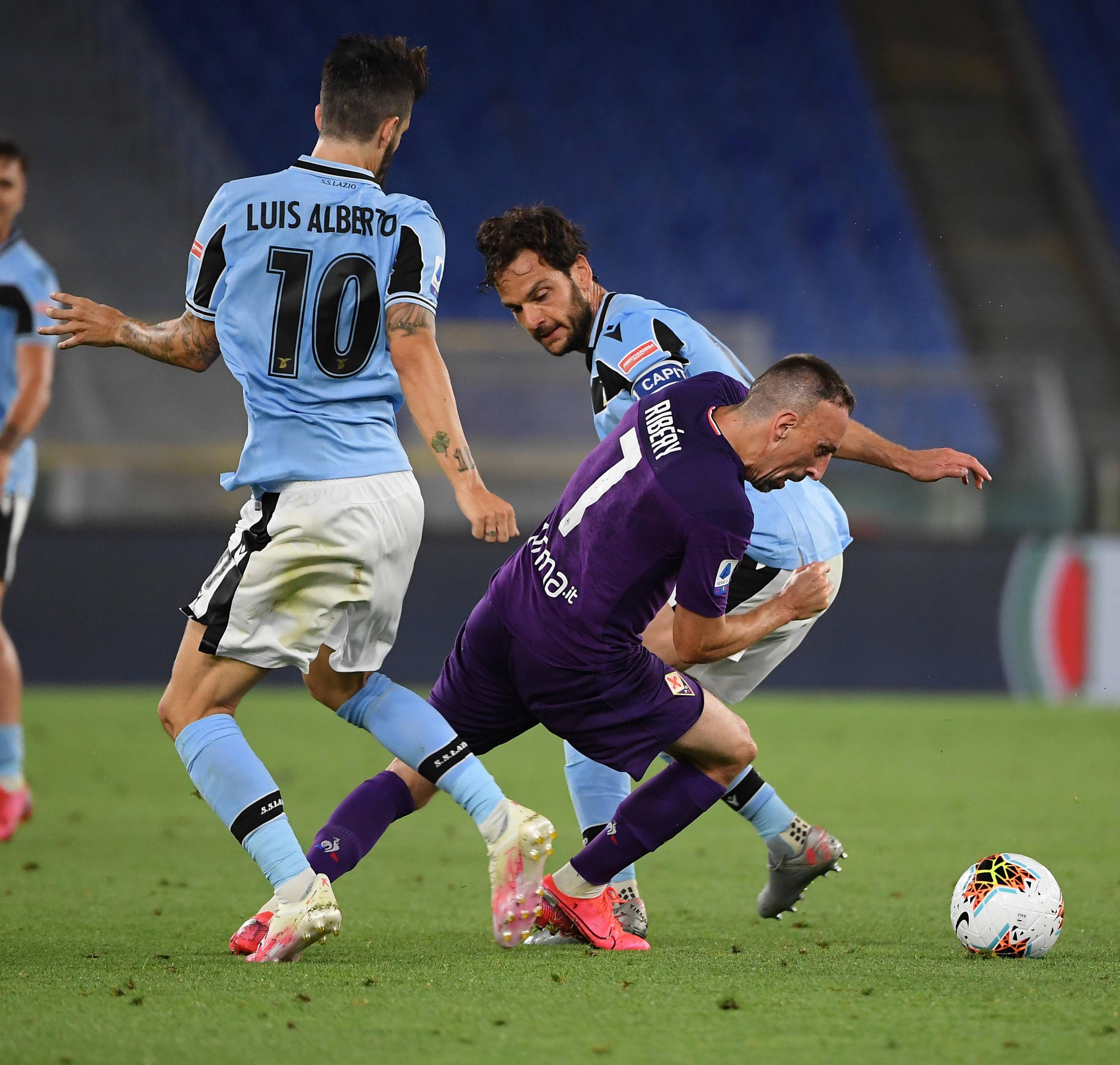 包含佛罗伦萨客场不敌劲敌，连续两轮失利的词条