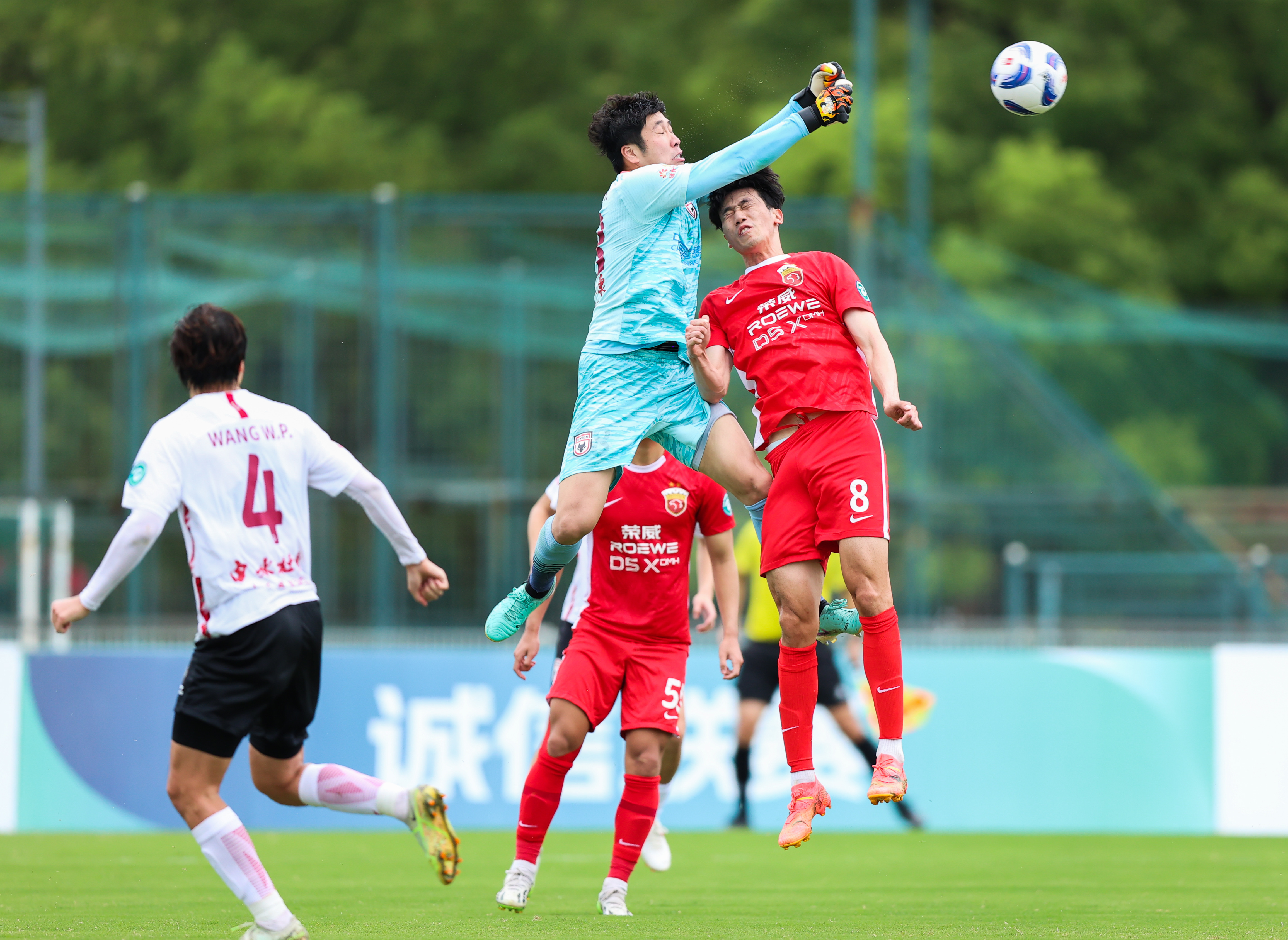 热身赛中，上港遭遇不敌屡败