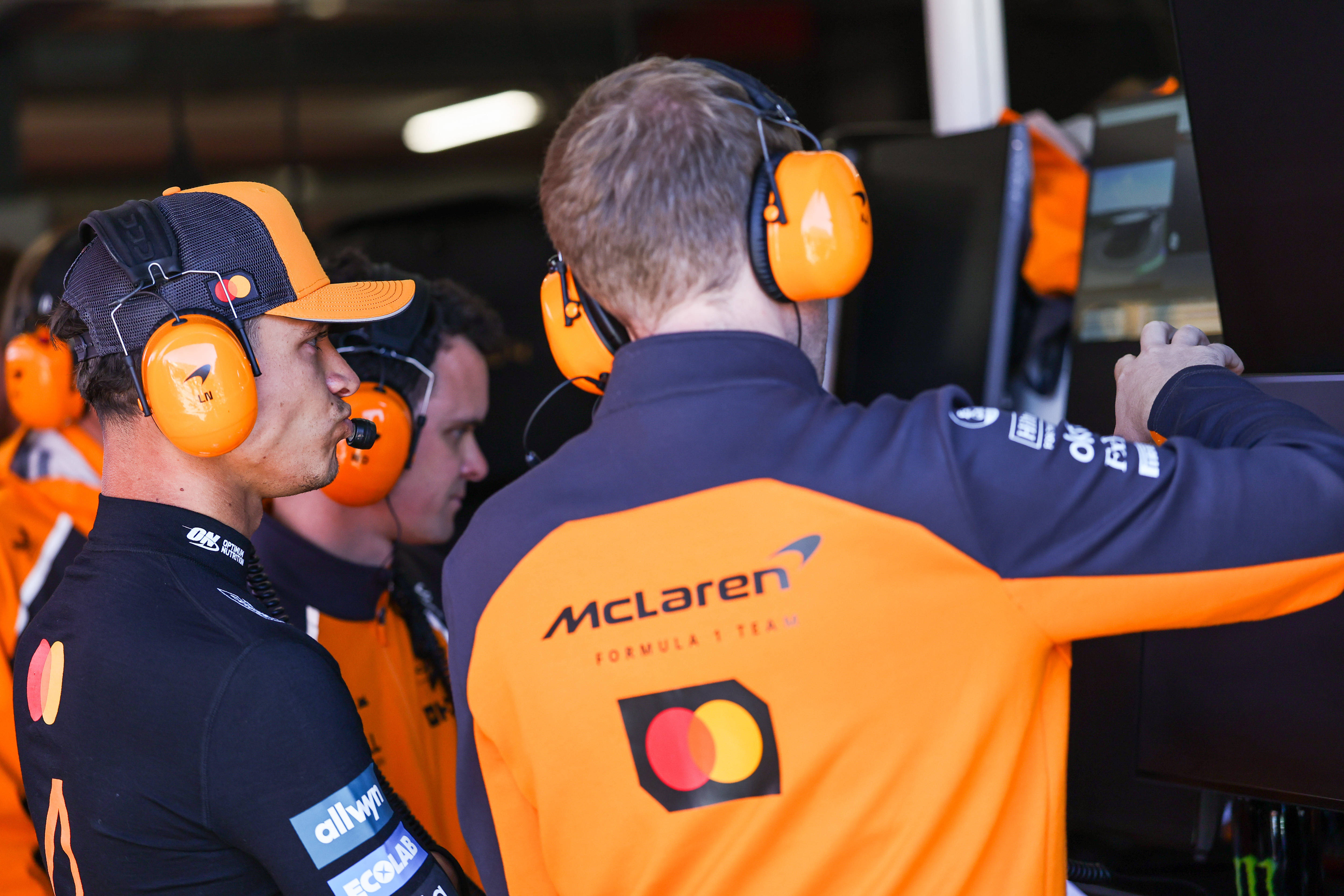 红牛车队鏖战雷诺车队，皮亚斯特里刷新纪录的简单介绍