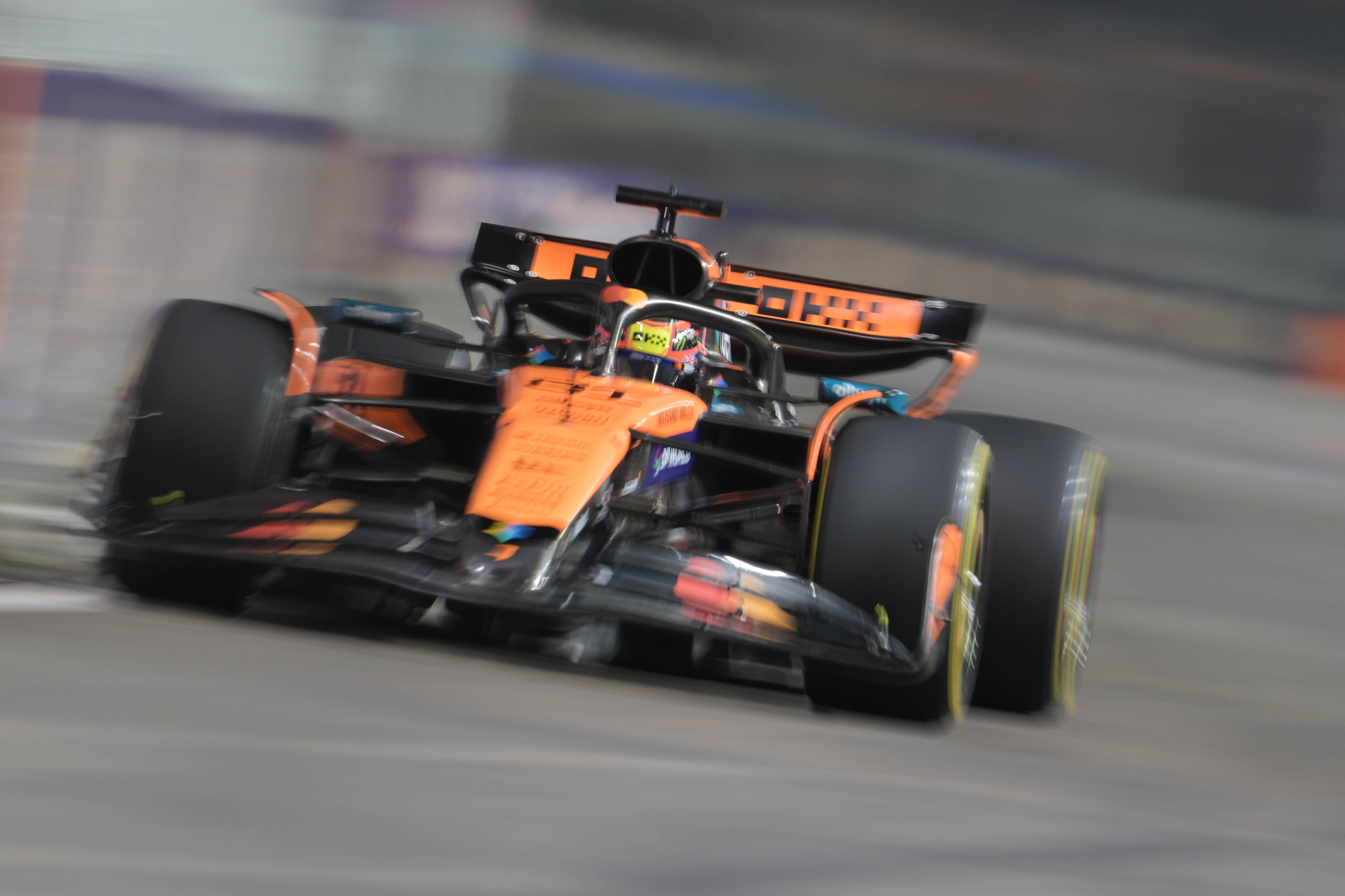 红牛车队轻取红牛二队，诺里斯统治全场的简单介绍